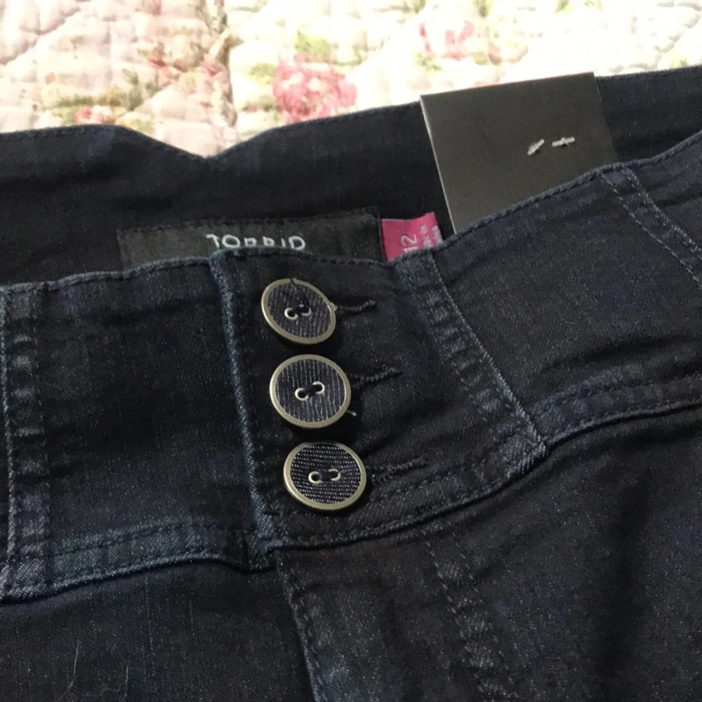 Torrid High-waisted Triple button Jean Shorts - Picture 4 of 13